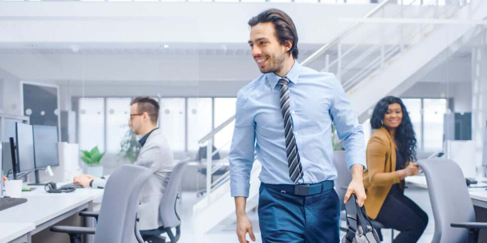 Erster Arbeitstag - der neue Kollege kommt ins Büro