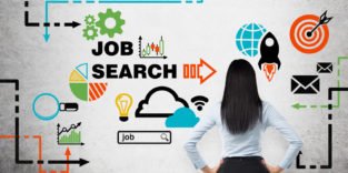 Frau vor Board mit Job Search