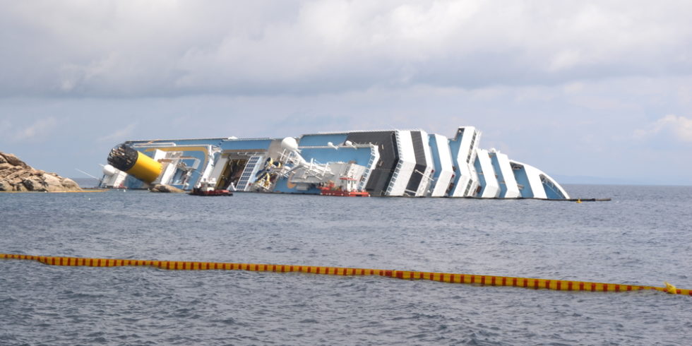 Havarierte Costa Concordia vor der Küste