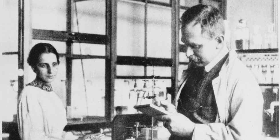 Otto Hahn und Lise Meitner 1913 im Labor des Kaiser-Wilhelm-Instituts für Chemie in Berlin.