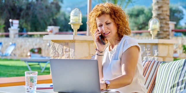 Frau telefoniert im Urlaub