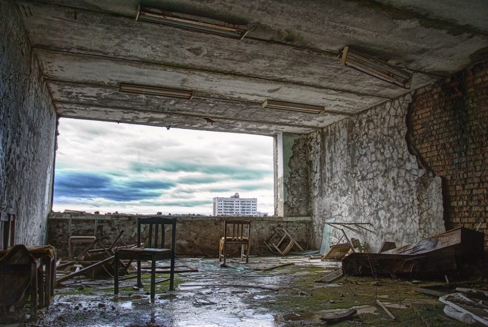 Blick aus dem verlassenen Zimmer auf den Himmel über Pripyat