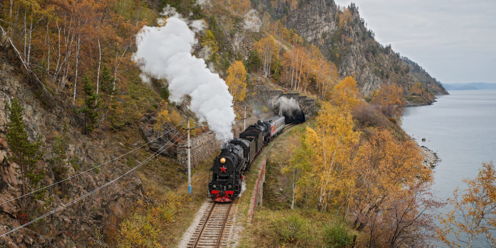 Dampflok auf Schienen neben dem Baikalsee