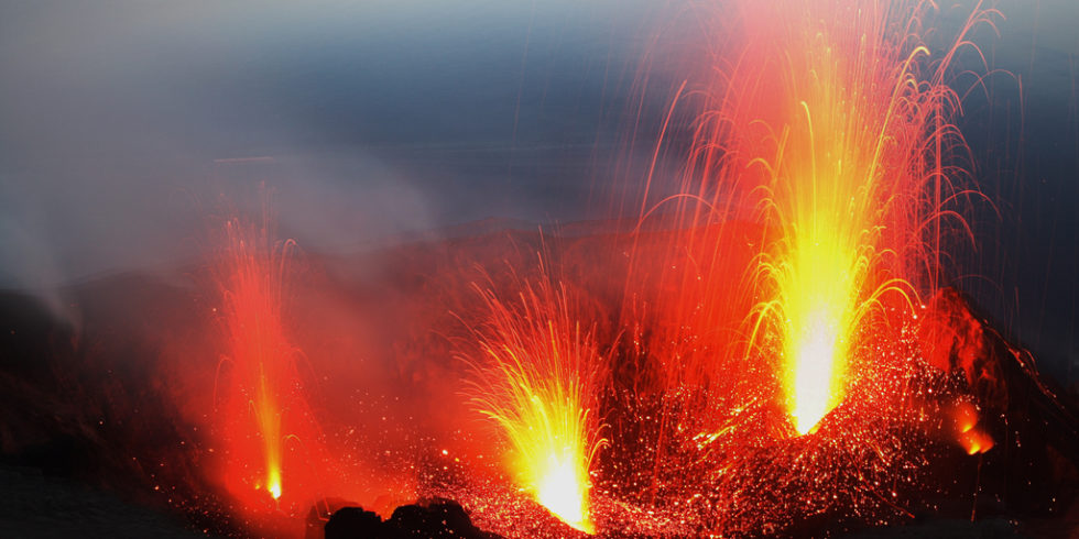 rote Lava vor schwarzem Hintergrund