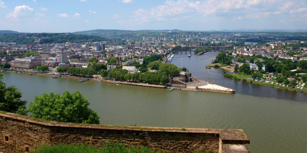 Blick von der Festung Ehrenbreitstein auf Koblenz und das Deutsche Eck