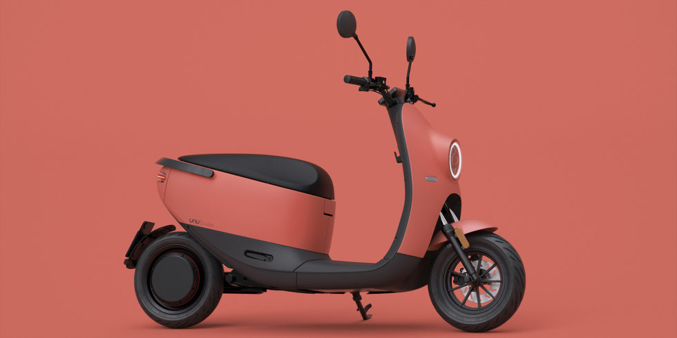 Der Unu Elektro-Scooter in der Trendfarbe Koralle.