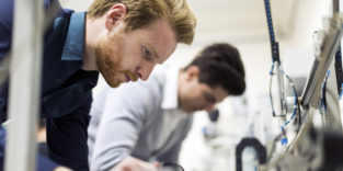 Zwei Ingenieure halten Maschinen in Stand