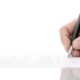AT-Vertrag: Eine Hand mit Kugelschreiber bei der Unterzeichnung eines Blatt Papiers