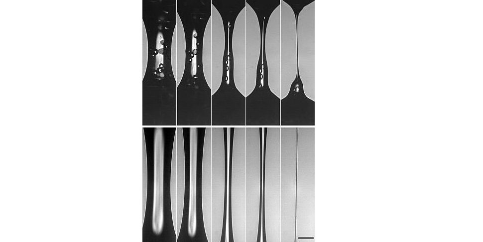Blick in ein Tropfen-Experiment: Die Forscher konnten erstmals belegen, dass Feststoff-Teilchen in Suspensionen den Tropfvorgang auslösen und beschleunigen. Die fünf Aufnahmen der Hochgeschwindigkeits-Kamera zeigen oben – von links nach rechts – einen Tropfvorgang: Das fadenförmige Gebilde entsteht, wenn die Platten mit der Suspension auseinandergezogen werden. Gut zu erkennen sind die Festkörper-Teilchen, die wie Kügelchen darin schweben. Sie stören die Oberfläche der Flüssigkeit, beulen sie aus und behindern die Strömung der Flüssigkeit innen wie außen. Gleichzeitig beeinflussen sie die Oberflächenkrümmung, der kapillare Druck erhöht sich und der Ablöseprozess wird beschleunigt. Zum Vergleich zeigt das untere Bild das Experiment mit Silikonöl, das keine Festkörper-Teilchen enthält.