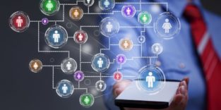 Mann mit Tablet, über dem Kontakticons schweben