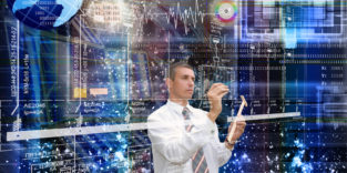 Mann mit Bleistift vor vielen Graphen und Algorithmen