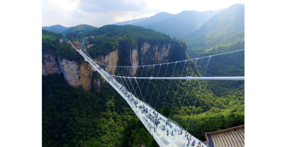Auf der höchsten Glasbrücke der Welt schlottern jedem die Knie