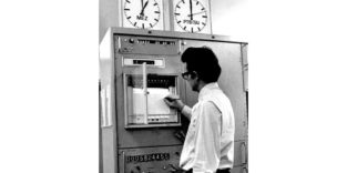 Mann am Zeitmessplatz der PTB in Braunschweig