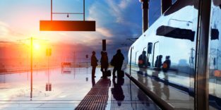 Passagiere vor Einstieg ICE