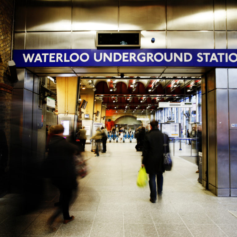 Leute in der U-Bahn Waterloo London