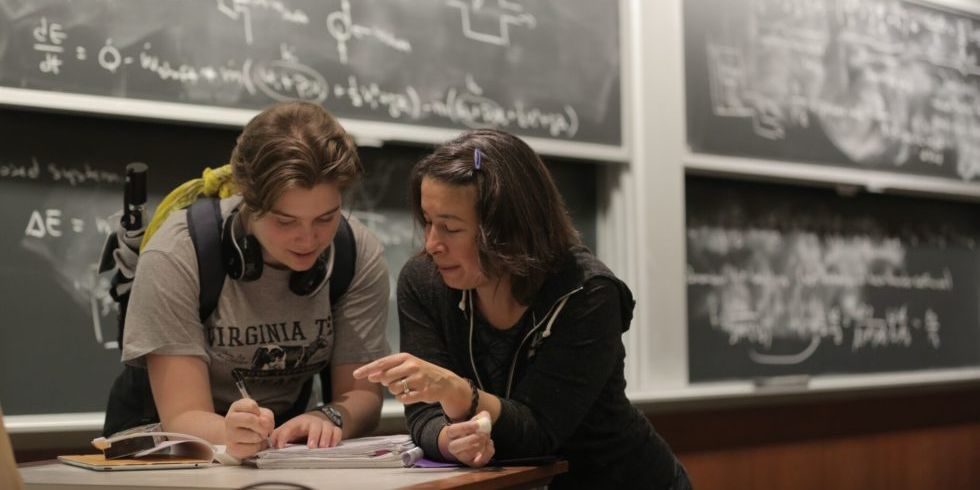 Der direkte Draht zu Professorinnen und weiblichen Mitarbeitern scheint Studentinnen wichtig zu sein. Hier im Bild spricht MIT-Maschinenbauprofessorin Anette Hosoi mit einer Studentin.