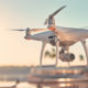 Drohne, bzw ein Quadrocopter mit einer Kamera an der Unterseite im Flug