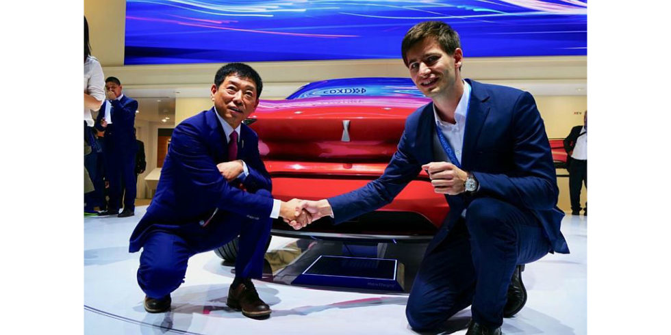 Easelink-Gründer Hermann Stockinger reicht Wey-Gründer Wei Jianjun die Hand