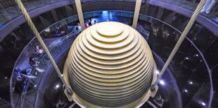 660 Tonnen schwere, goldene Stahlkugel im Hochhaus Taipei 101 auf 380 Meter Höhe zum Schwinungsausgleich bei Erdbeben