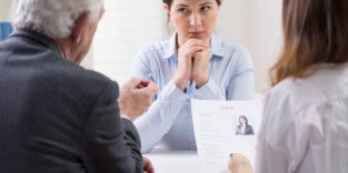 Frau beim Bewerbungsgespräch