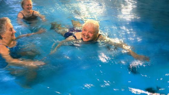 Senioren beim Schwimmen.