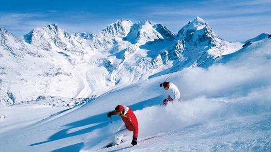 Lawinen bedrohen Skifahrer in den Alpen.