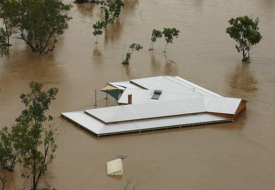 Katastrophale Hochwasser werden immer häufiger in Australien. Inzwischen entstehen in den Küstenregionen die ersten Häuser auf Pfählen.