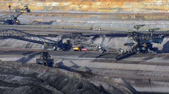 Der Vattenfall Braunkohletagebau Nochten bei Weißwasser. Das Grubenwasser aus Nochten in der Oberlausitz bringt es auf einen pH-Wert von 4.