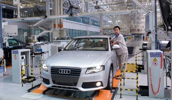 Audi, Mercedes und BMW beherrschen inzwischen rund drei Viertel des Premiummarktes in China. Jetzt warnte das chinesische Staatsfernsehen vor giftigen Gasen in deren Autos.