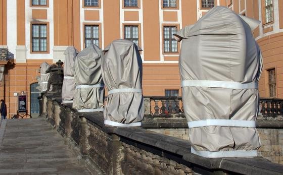 Einhausungen gibt es aus Holz, Metall, Kunststoff und Textil. Doch wie wirken sich die Materialien auf die Skulpturen aus? Und vor welchen Hauptbelastungen muss eine Einhausung schützen? Im Schloss Moritzburg (Foto) fand die Auftaktveranstaltung für das DBU-geförderte Projekt statt.