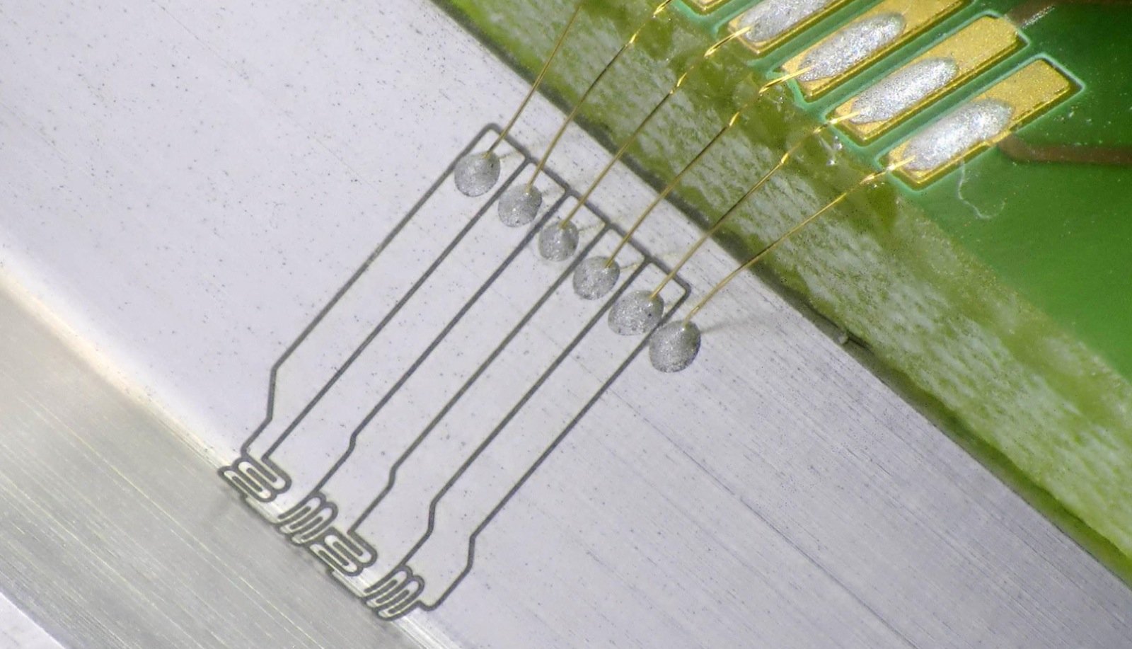 Laserstrukturierte Dehnungssensoren in einer Kerbe einer Maschinenkomponente platziert.