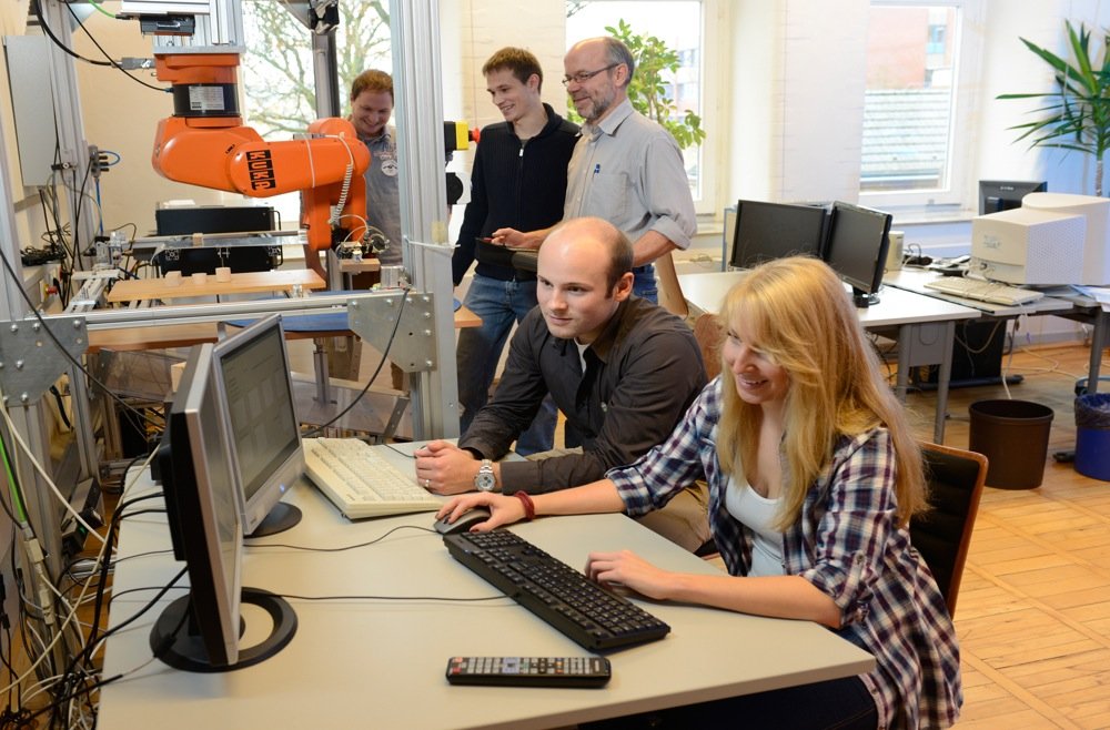 Das Team bei der Arbeit am Roboter.