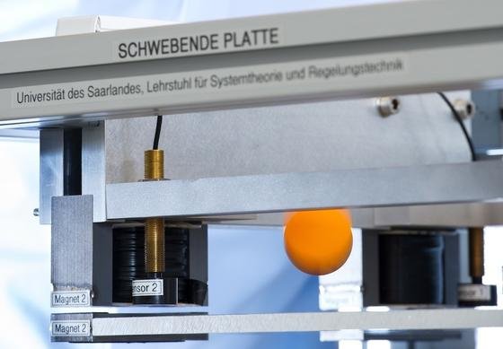 Die optimale Steuerung von Bewegungen über magnetische Lager ist Ingenieuren der Uni Saarland gelungen. Hier balancieren sie einen hüpfenden Ball.