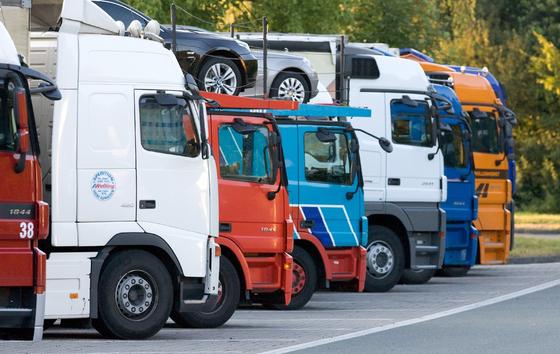 Trucks verbrauchen im Schnitt genauso viel Energie wie ein gut isoliertes Mehrfamilienhaus. Während der Fahrpausen wird der Strom bisher in der Regel durch den laufenden Motor über einen Generator bereitgestellt. Eine neue Hochtemperatur-Brennzelle soll künftig eine komfortable und klimaschonende Alternative sein.