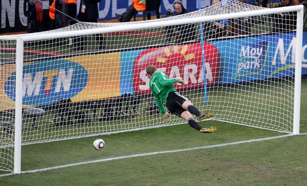 Bei der Fußball-WM 2010 in Südafrika schoss der Engländer Frank Lampard ein klares Tor, das der Schiedsrichter aber nicht anerkannte. Daraufhin entschied Fifa-Chef Blatter, dass bei der WM 2014 Torlinientechnik eingesetzt wird.