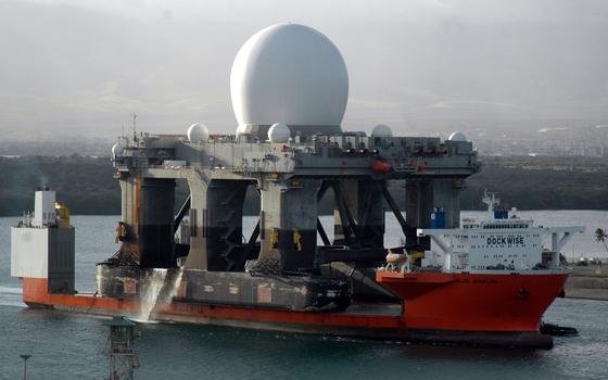 Die USA haben jetzt das größte X-Band-Radar der Welt, das auf einer riesigen Plattform ruhende SBX-Radar, mit einem Schiff vor die nordkoreanische Küste gebracht. Das Radar soll noch auf 5000 km einen Baseball erkennen können. Genauso kann es gegnerische Geschosse besonders früh identifizieren.