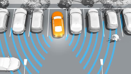 Eine neue Sensorgeneration erkennt beim Rückwärtsfahren querende Fahrzeuge und warnt den Fahrer vor einer Kollision.