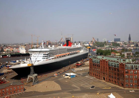 Die Queen Mary im Trockendock der Hamburger Werft Blohm + Voss. Deutsche Werften halten sich derzeit vor allem mit Spezialaufträgen über Wasser.