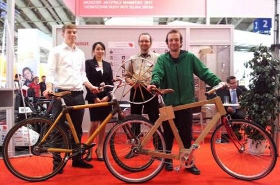 Studenten der TU Berlin haben Räder aus Holz und Bambus gebaut und auf der Hannover Messe vorgestellt.