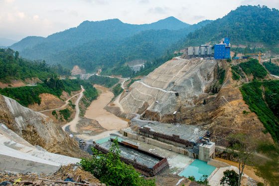 Wasserkraft hat in Asien noch hohes, nicht erschlossenes Potential. Die Asian Development Bank finanziert den Ausbau der Erneuerbaren Energien wie den Bau des Song-Bung-Staudams in Vietnam.