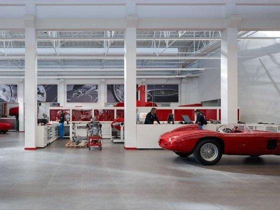 Bei Ferrari Classiche, der Werkstatt für Klassiker aus Maranello, wird die Intensität der LED-Beleuchtung kontinuierlich mit dem Tageslicht abgeglichen, sodass stets eine konstante Beleuchtungsmenge von 1000 Lux die Arbeitstische erhellt.