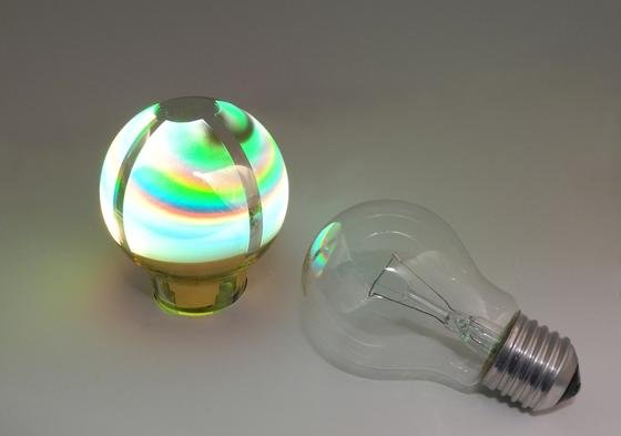 Eine Glühbirne, die ihr Licht aus organischen LEDs erzeugt, haben erstmals Forscher der TU Braunschweig entwickelt.