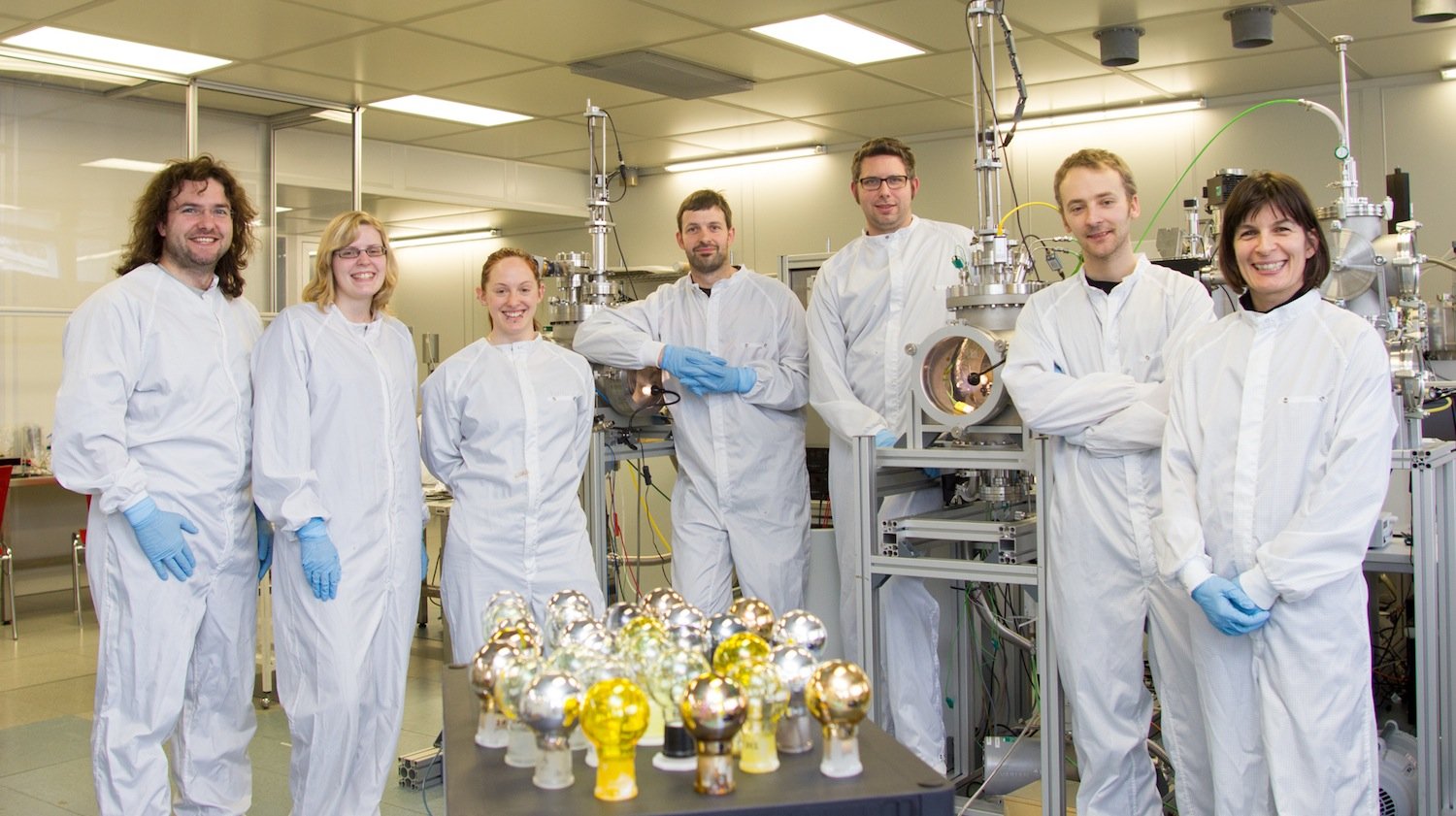 Das Forscherteam des Instituts für Hochfrequenztechnik (IHF) der TU Braunschweig und der EMDEOLED GmbH im Reinraumlabor: Sebastian Montzka, Lisa Wolf, Christine Nowak, Sönke Fündling, Hans Schmidt, Sebastian Franke und Stephanie Cheylan (v.l.).