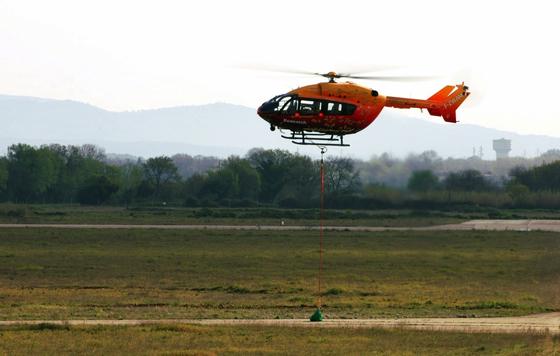 Eurocopter hat erstmals eine Fernsteuerung für Hubschrauber vorgestellt. Auf dem französischen Militärstützpunkt bei Istres flog ein Hubschrauber des Typs EC 145 auf einer vorprogrammierten Route und setzte Material an einem festgelegten Standort ab.