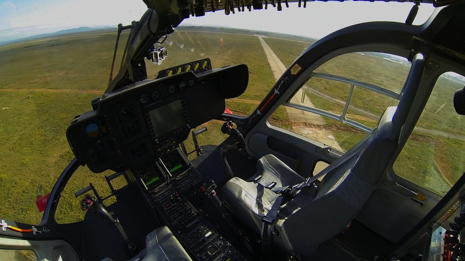 Blick ins Cockpit des unbemannten Hubschraubers vom Typ EC 14.