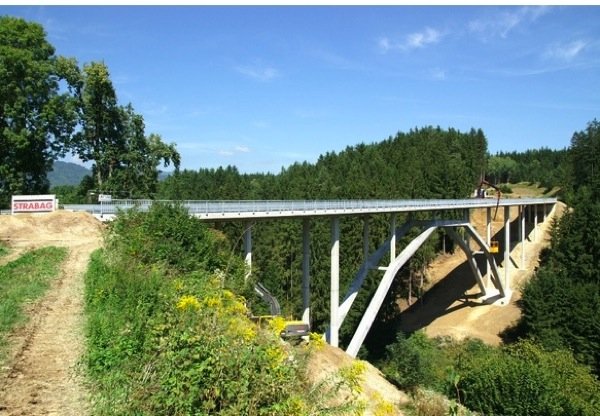 Die Wildbrücke Völkermarkt wurde am 01. Oktober 2010 eröffnet. Sie ist die erste Straßenbrücke der Welt, bei der das Tragwerk aus ultrahochfestem Beton besteht.