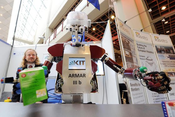 Herzlich willkommen: der Roboter ARMAR III b des Karlsruher Instituts für Technologie (KIT) begrüßt die 1800 Teilnehmer der Internationalen Konferenz für Robotertechnik und Automatisierung (ICRA), die erstmals in Deutschland stattfindet Die ICRA ist der weltweit wichtigste Kongress für Robotik.