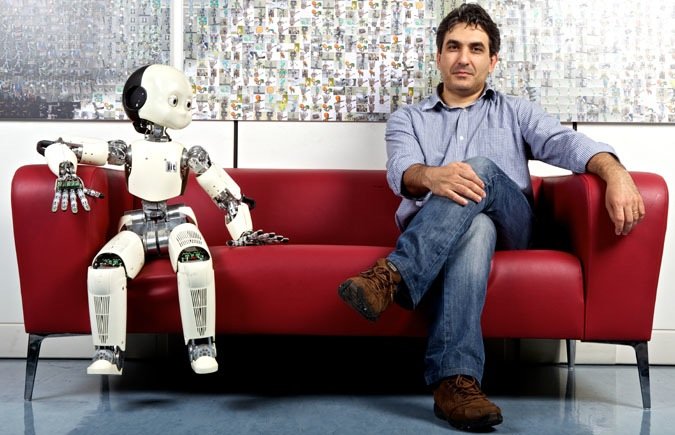 Der Roboter iCub des Istituto Italiano di Tecnologia in Genua kann Spielen und ein Getränk servieren. Und mit dem Ingenieur Giorgio Metta auf einer Couch sitzen.
