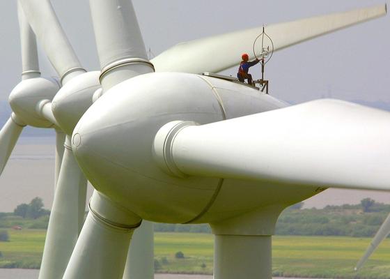 Arbeiten an einer Windkraftanlage: Um die Anlagen vom Stromnetz trennen zu können, müssen ältere Anlagen nachgerüstet werden.