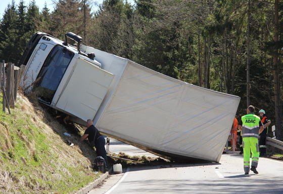 Ein verunglückter Lkw: 15 bis 20 Prozent der Lkw-Unfälle gehen auf Übermüdung des Fahrers zurück.